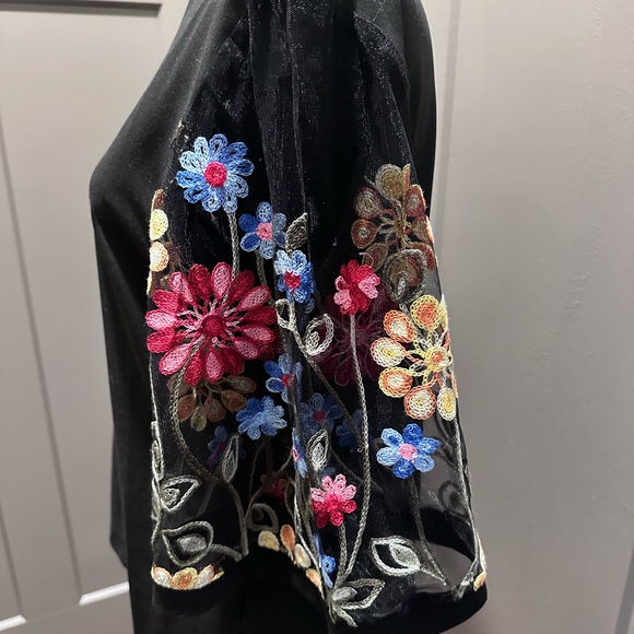 Source Unknown Black Blouse with Floral Sleeves - Picture 3 of 4